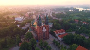 İlkbaharda şafakta Pozna 'da Ostrov Tumski üzerinde hava manzarası