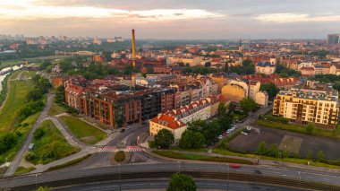 Poznan şehrinin sabah caddeleri ilkbaharda şafak vakti