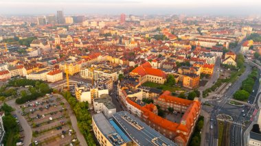 Poznan şehrinin sabah caddeleri ilkbaharda şafak vakti