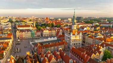 Poznan şehrinin merkez meydanı. İlkbaharda şafak vakti belediye binası.