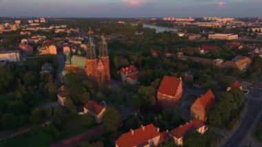 İlkbaharda Pozna 'da Ostrov Tumski üzerindeki hava manzarası gün batımında
