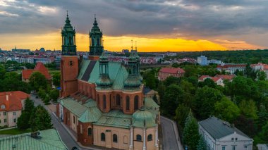 Polonya Poznan 'daki Kolegiac Meydanı' nın bahar günbatımında hava görüntüsü