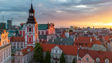 İlkbaharda gün batımında Poznan, Polonya 'daki belediye binasının ve kalenin merkez meydanının hava manzarası.