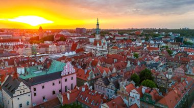 İlkbaharda gün batımında Poznan, Polonya 'daki belediye binasının ve kalenin merkez meydanının hava manzarası.