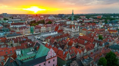 İlkbaharda gün batımında Poznan, Polonya 'daki belediye binasının ve kalenin merkez meydanının hava manzarası.