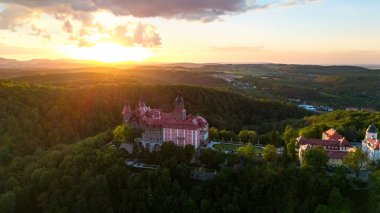 Wabrzych 'teki Ksiaz Kalesi' nin Polonya 'da bahar günbatımında hava manzarası.