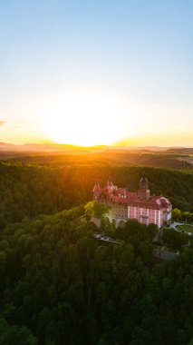 Wabrzych 'teki Ksiaz Kalesi' nin Polonya 'da bahar günbatımında hava manzarası.