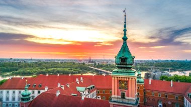 Varşova 'daki kale meydanının üzerindeki hava manzarası ilkbaharda şafakta eski kasabaya bakıyor.