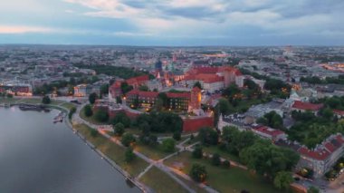 Polonya 'nın Krakow şehrindeki Wave Şatosu' nda ilkbaharda gün batımında hava üssü.