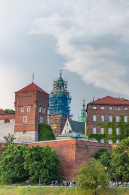 Polonya 'nın Krakow kentindeki Wawel Kalesi yazın günbatımında