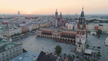 Yazın şafak vakti Polonya 'daki Krakow' un merkez pazar meydanı üzerinde hava üssü.