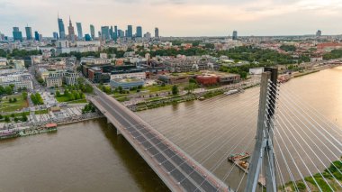 Yazın gün batımında Varşova şehrinin nehri üzerindeki panoramik hava manzarası