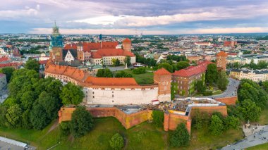 Krakow Center ve Wavel kraliyet kalesinin havadan görünüşü yazın günbatımında Polonya 'da.