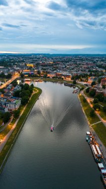 Krakow şehir merkezinin havadan görünüşü yazın günbatımında Polonya 'da