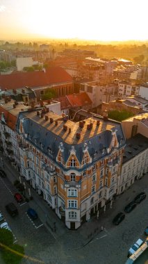 Poznan şehrinin sabah caddeleri ilkbaharda şafak vakti