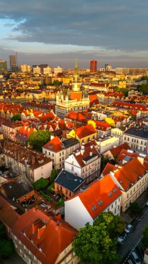 Poznan şehrinin merkez meydanı. İlkbaharda şafak vakti belediye binası.