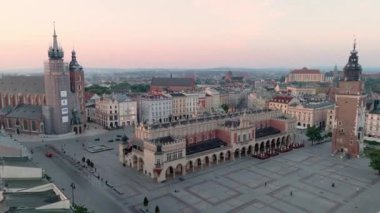 Krakow Ana Meydanı 'ndaki hava üssü. Yazın gündoğumunda St. Mary Kilisesi manzaralı.