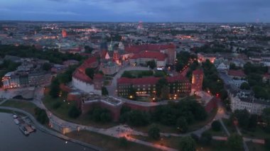 Yazın Krakow Poland 'daki Wavel Kalesi üzerinde akşam uçuşu