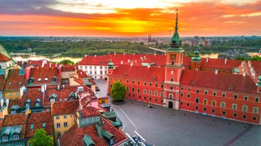 Varşova 'daki kale meydanının üzerindeki hava manzarası ilkbaharda şafakta eski kasabaya bakıyor.