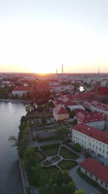 Wroclaw şehir merkezinin hava üssü Polonya 'da yazın gün batımında.