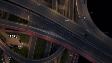 Gece yol kavşağının hava görüntüsü