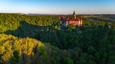 Polonya 'nın Walbrzych kentindeki Ksiaz şatosunun bahar şafağında hava görüntüsü.