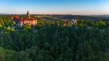 Polonya 'nın Walbrzych kentindeki Ksiaz şatosunun bahar şafağında hava görüntüsü.