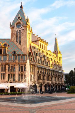 Georgia 'da Batumi' nin merkez meydanı, yaz şafağında.