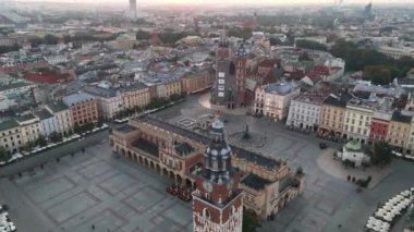Polonya 'nın merkez meydanı üzerinde şafakta sabah uçuşu.