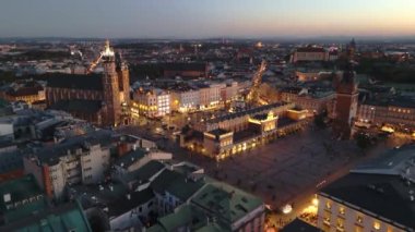 Krakow Poland 'ın ana meydanında sonbahar akşamı hava üssü