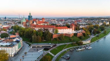 Gün batımında Krakow 'daki Wavel Kalesi' nin havadan görünüşü