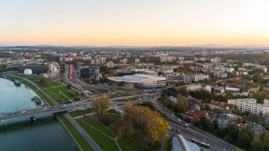 Günbatımında Polonya 'daki Vistula Nehri ve Krakow şehrinin hava manzarası