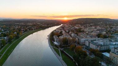 Günbatımında Polonya 'daki Vistula Nehri ve Krakow şehrinin hava manzarası