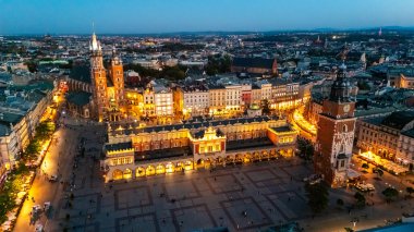Akşam Polonya 'da Krakow' un merkez meydanı üzerinde hava manzarası