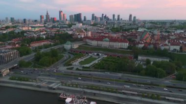 Vistula nehri üzerinde havadan üstgeçit var. Yazın gün batımı manzaralı Varşova.