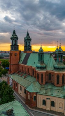 Polonya Poznan 'daki Kolegiac Meydanı' nın bahar günbatımında hava görüntüsü