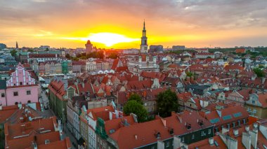 İlkbaharda gün batımında Poznan, Polonya 'daki belediye binasının ve kalenin merkez meydanının hava manzarası.