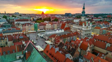 İlkbaharda gün batımında Poznan, Polonya 'daki belediye binasının ve kalenin merkez meydanının hava manzarası.