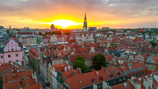 İlkbaharda gün batımında Poznan, Polonya 'daki belediye binasının ve kalenin merkez meydanının hava manzarası.