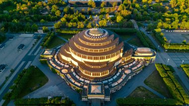 Polonya 'daki Wroclaw' ın 100. yüzüncü salon simgesinin havadan görünüşü