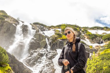 Yaz günü Polonya dağlarında yürüyüş yapan güzel bir kız.