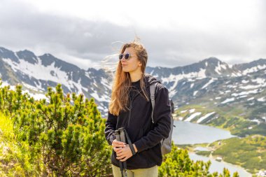 Yaz günü Polonya dağlarında yürüyüş yapan güzel bir kız.