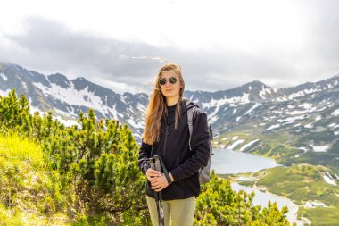 Yaz günü Polonya dağlarında yürüyüş yapan güzel bir kız.