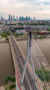 Yazın gün batımında Varşova şehrinin nehri üzerindeki panoramik hava manzarası