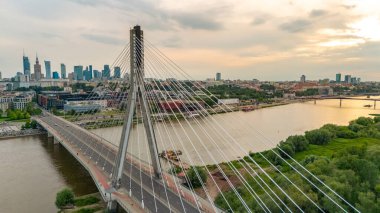 Yazın gün batımında Varşova şehrinin nehri üzerindeki panoramik hava manzarası