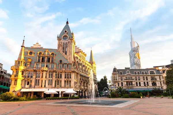 Georgia 'da Batumi' nin merkez meydanı, yaz şafağında.