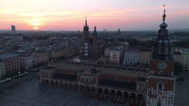 Yazın şafağında Krakow merkez meydanının hava üssü.