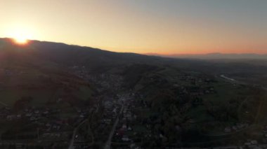 Sonbaharda günbatımında Polonya dağlarındaki vadi üzerinde hava üstgeçidi
