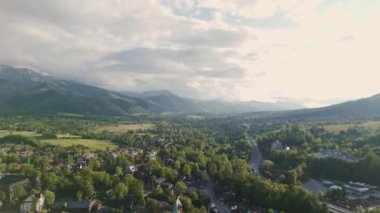 Yazın günbatımında Zakopane şehrinde hava üssü