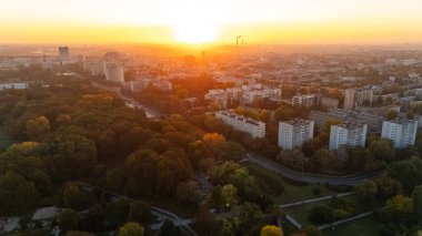 Varşova sabah manzarası. Sonbaharın şafağında arka planda park.